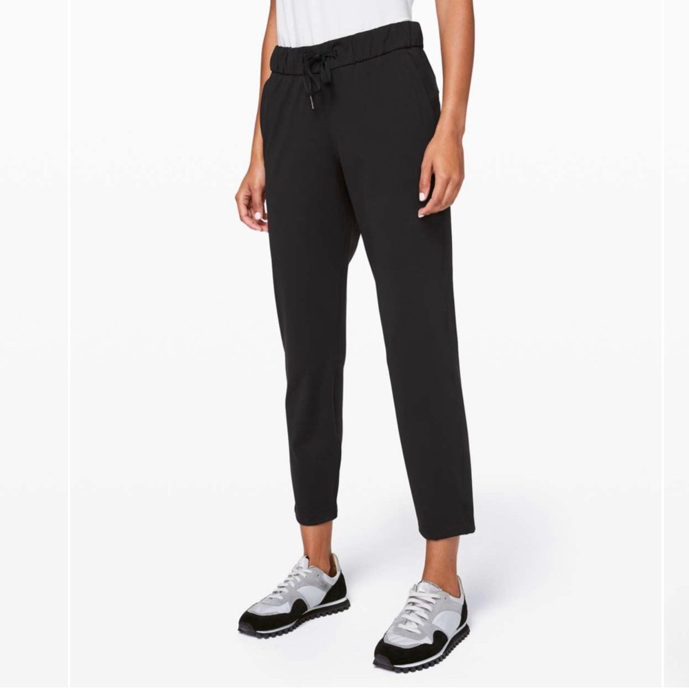 Lululemon on the fly pants size 6 black NWOT